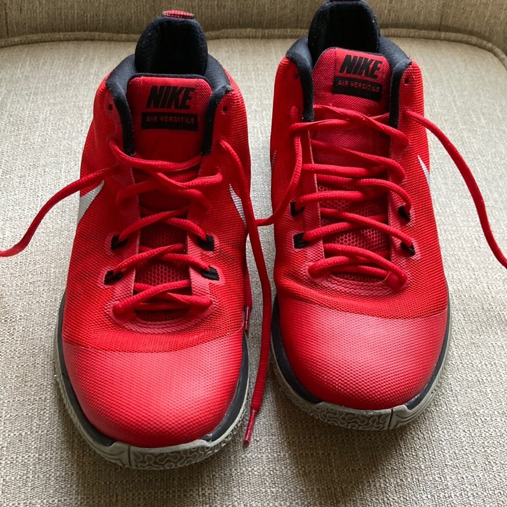 Nike Men's Basketball Shoe Air Versitile Gem